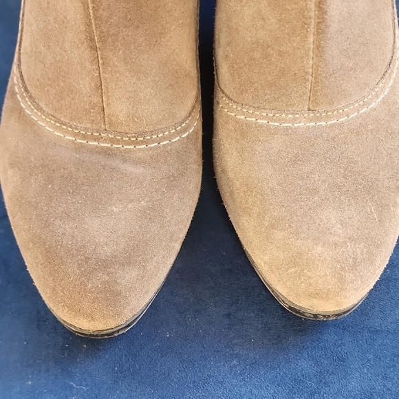 La CANADIENNE Tan Beige Natural Gray Brown Suede Heeled Boots - Picture 6 of 13